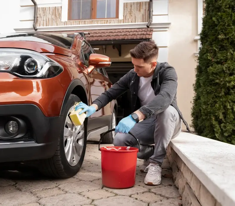 Lavage auto à domicile Saint-Philbert-de-Grand-Lieu : professionnel intervenant sur un véhicule